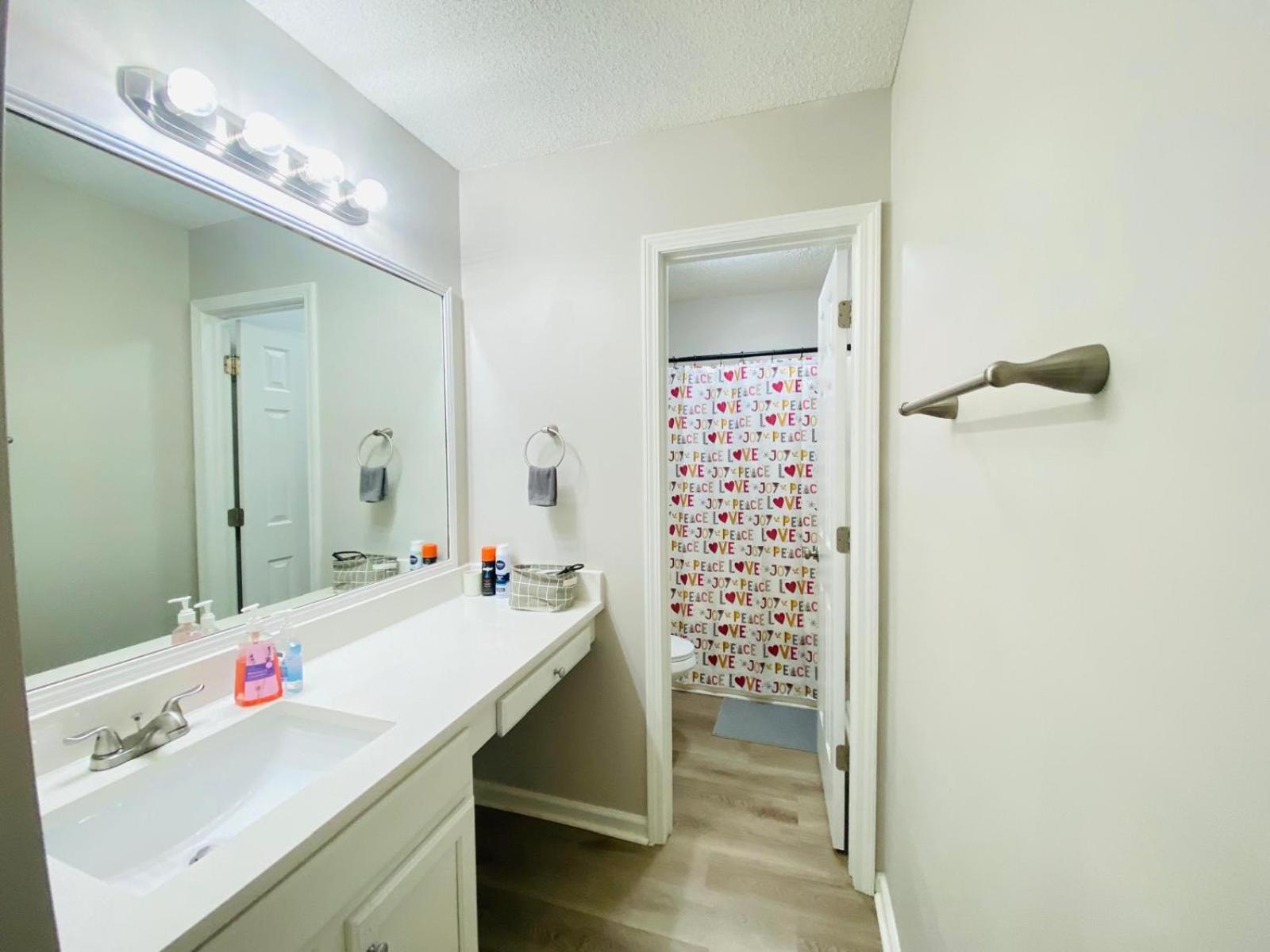 Spacious Room With Shared Bathroom 롤리 외부 사진