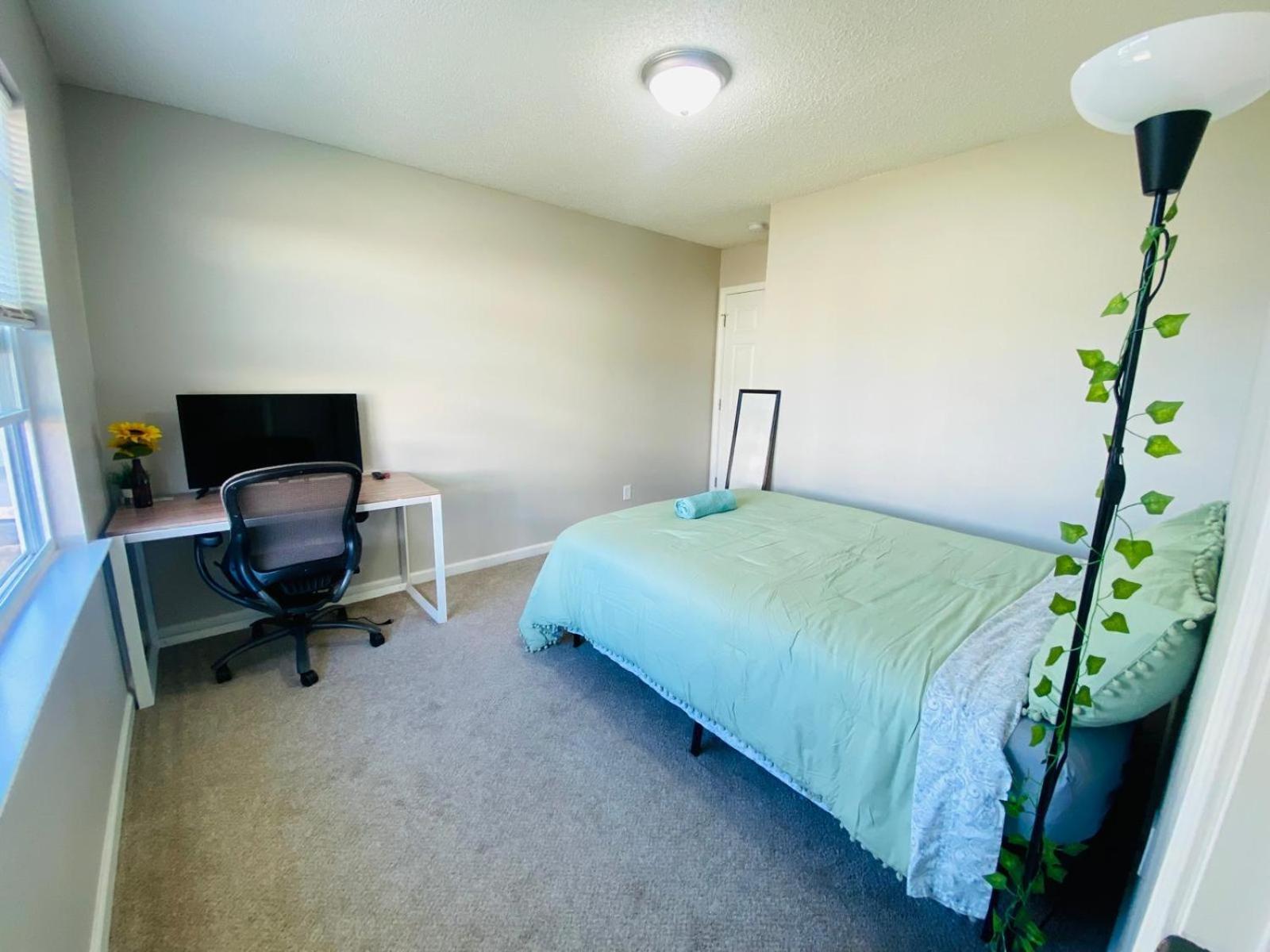 Spacious Room With Shared Bathroom 롤리 외부 사진
