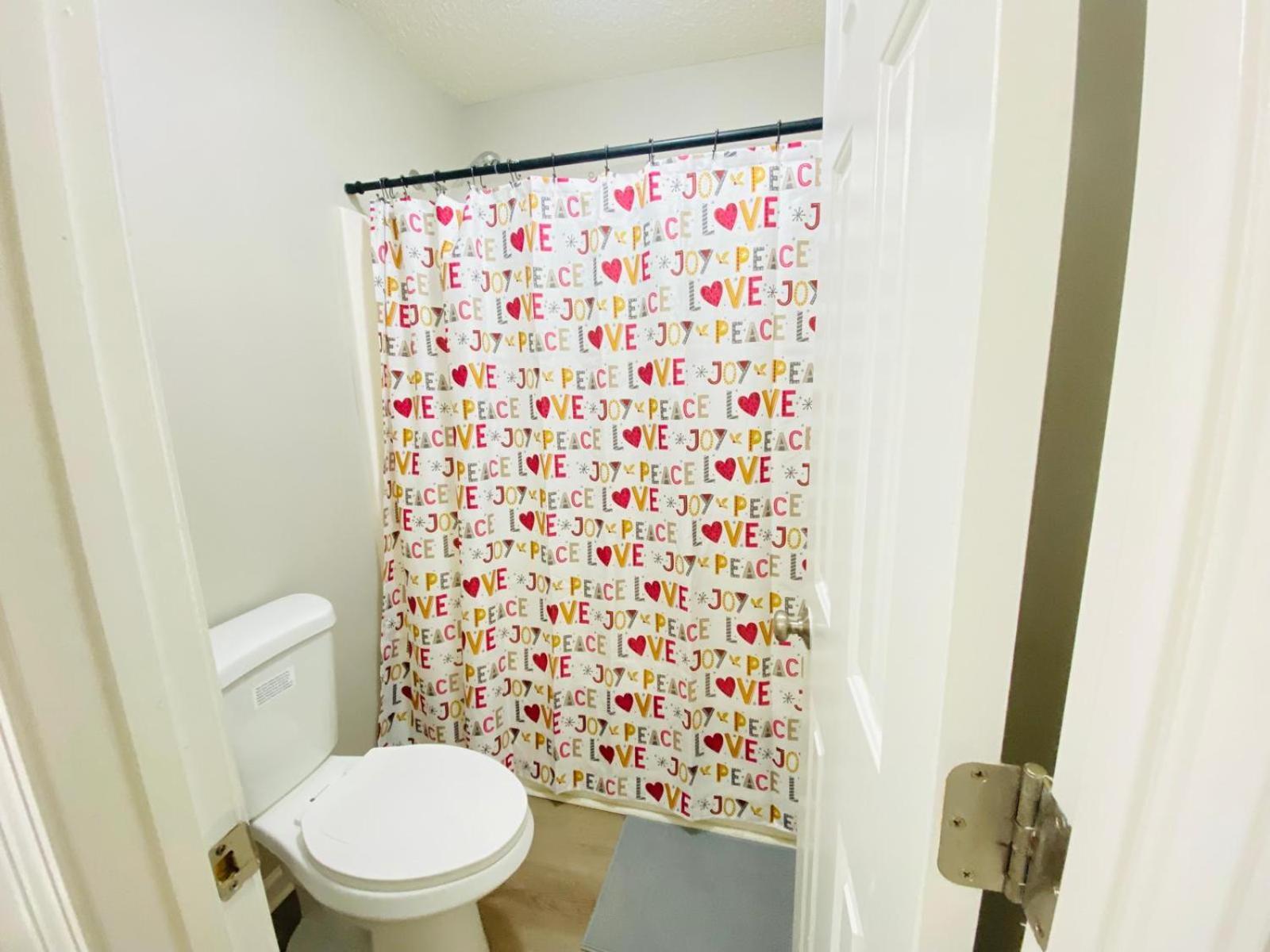 Spacious Room With Shared Bathroom 롤리 외부 사진
